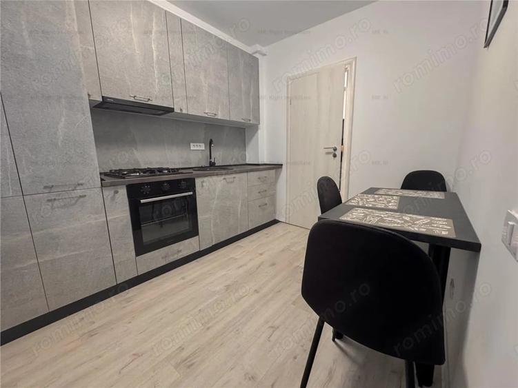 Apartament cu 2 camere decomandat în Tractorul