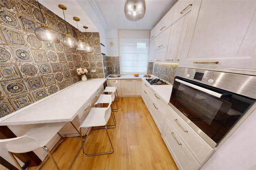 Apartament cu 4 camere decomandat, mobilat în Central