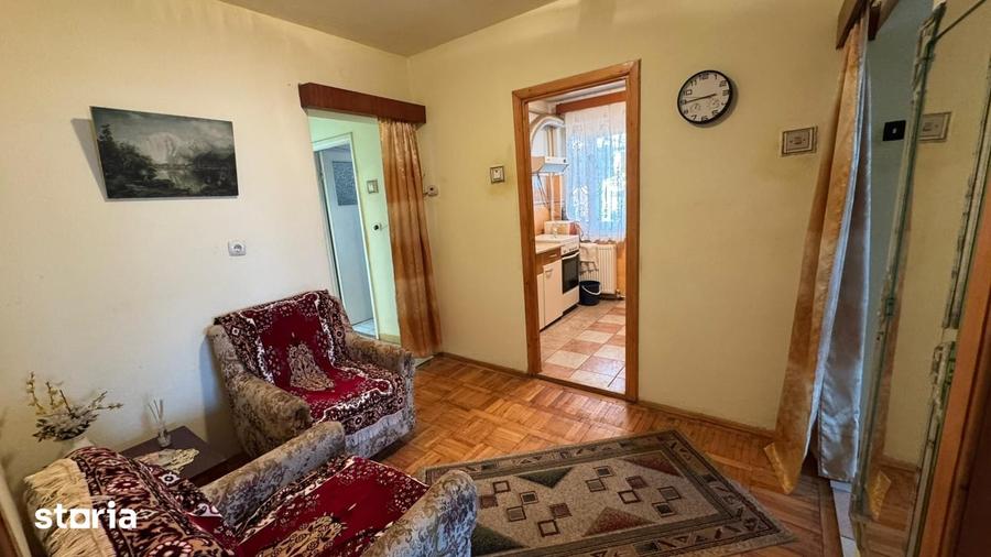 Apartament cu 3 camere decomandat în Cornișa