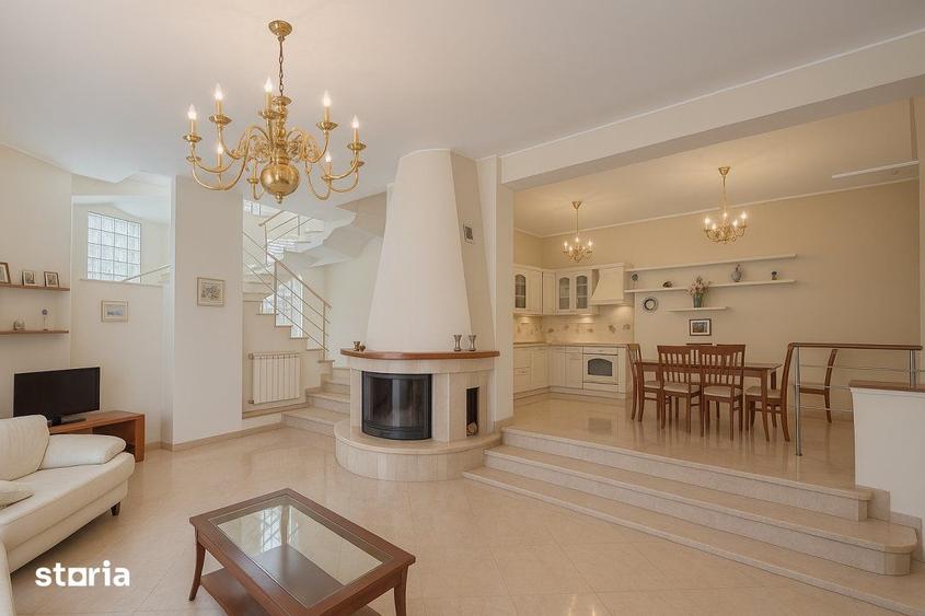 Casă cu 9 camere cu Teren 4500 Mp în Central