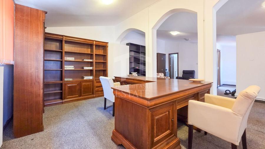 Casă individuală cu 9 camere cu Canalizare în 13 Septembrie