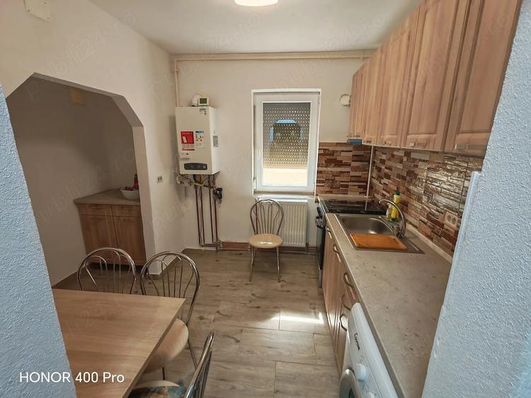 Apartament cu 4 camere semidecomandat în Aradul Nou