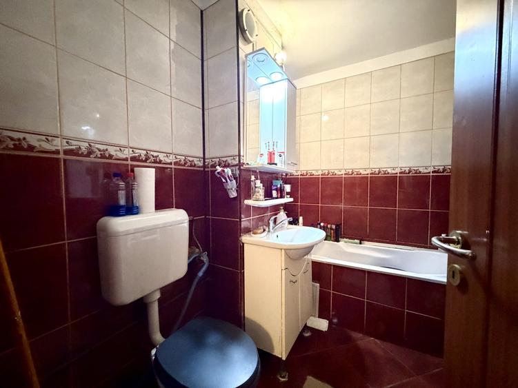 Apartament cu 3 camere decomandat, mobilat în Lunei