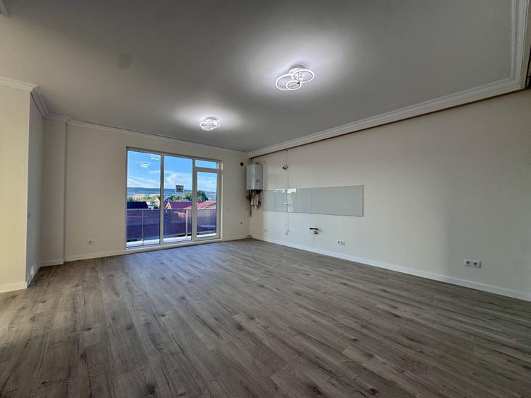 Apartament cu 3 camere semidecomandat în Florești