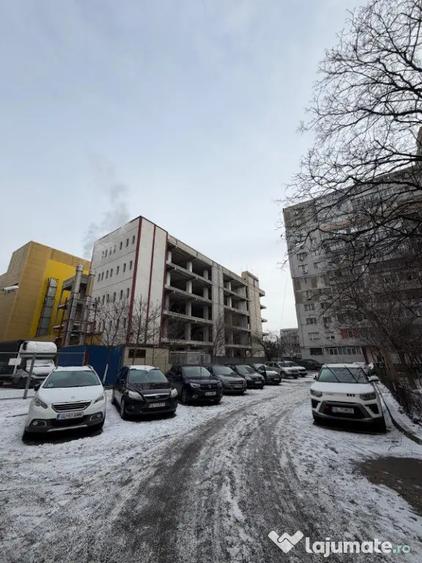 Spațiu comercial, de 2,742 mp, în Central
