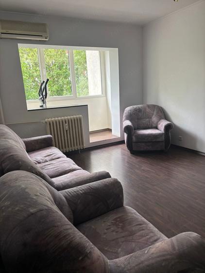 Apartament cu 4 camere semidecomandat în Tineretului