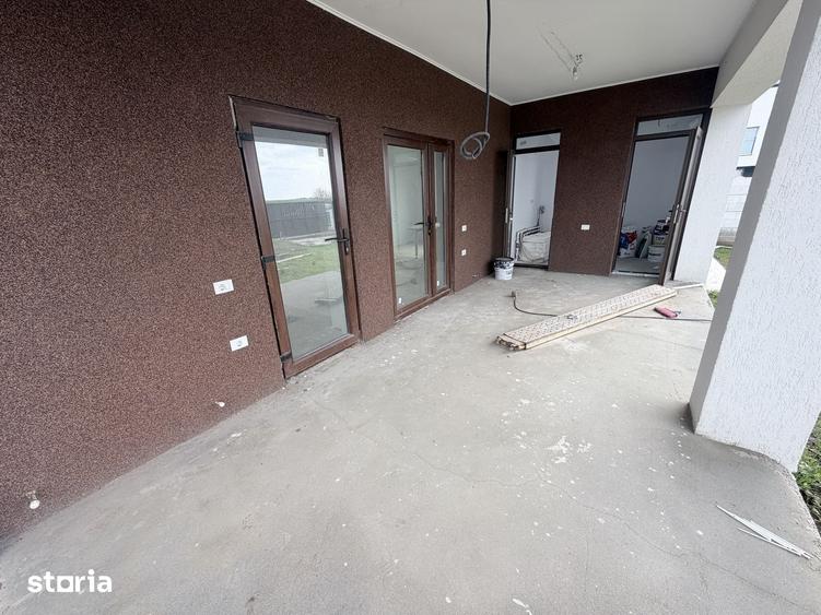 Casă cu 5 camere cu Teren 492 Mp în Glina