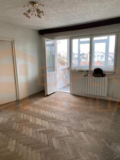 Apartament cu 3 camere semidecomandat în Km 4-5