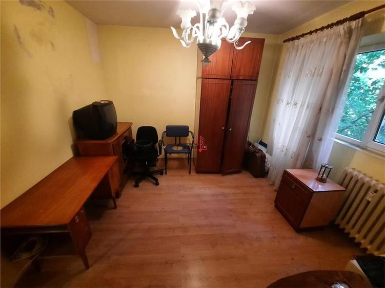 Apartament cu 4 camere semidecomandat în Iancului