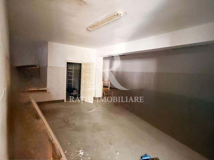 Casă individuală cu 11 camere cu Canalizare în Ineu