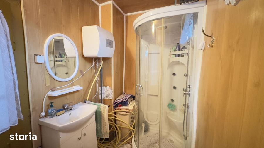 Casă cu 4 camere cu Teren 3405 Mp în Petrești