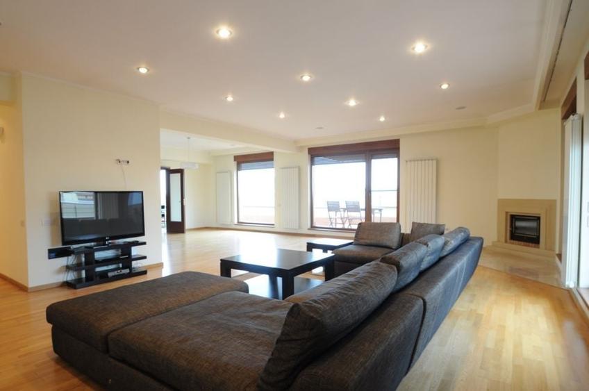 Apartament cu 6 camere decomandat, mobilat în Herăstrău