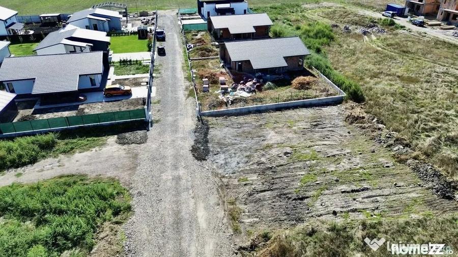 Teren de 593 mp, în Vânători