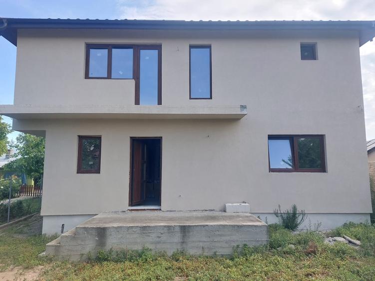 Casă individuală cu 7 camere cu Canalizare în Mihăilești