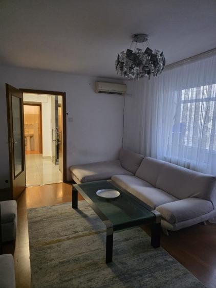Apartament cu 4 camere decomandat în Apusului