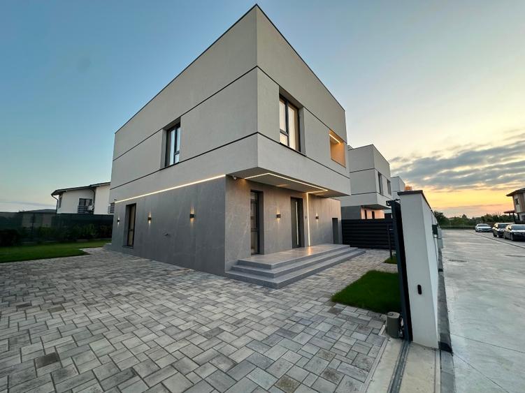 Casă individuală cu 5 camere cu Teren 500 Mp în Central