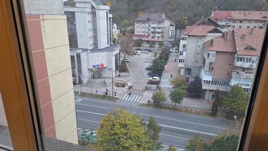 Apartament cu 4 camere semidecomandat în Mărăței