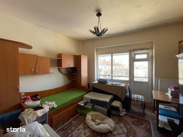 Apartament cu 4 camere semidecomandat în Victoriei