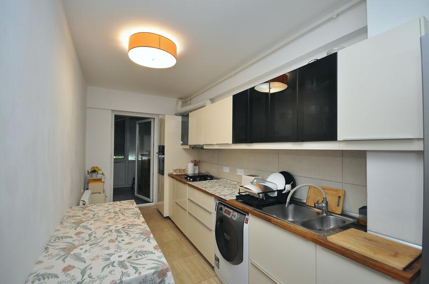 Apartament cu 3 camere decomandat în Drumul Taberei