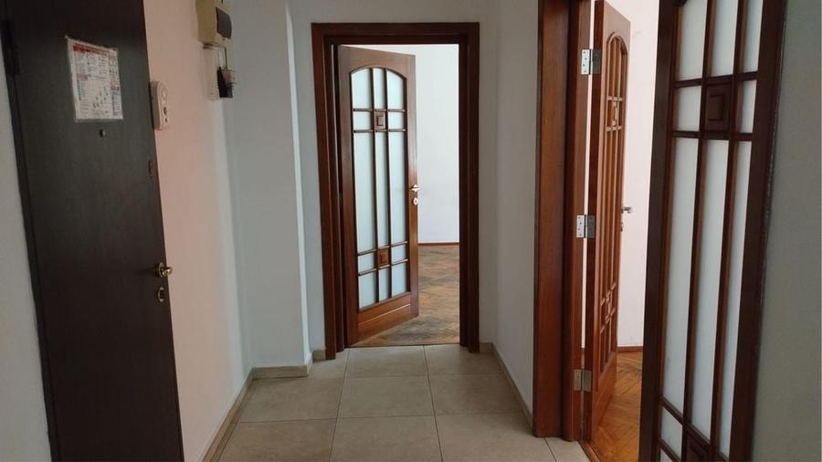 Apartament cu 2 camere decomandat în Victoriei