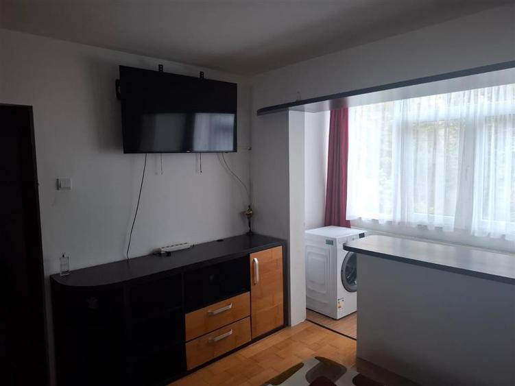 Apartament cu 3 camere semidecomandat în Podul de Piatră