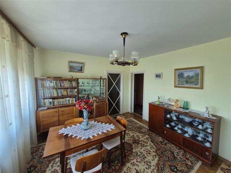 Apartament cu 3 camere semidecomandat în Podu Roș
