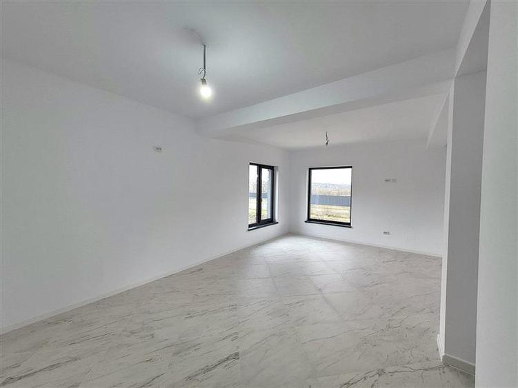 Apartament cu 4 camere decomandat în Lețcani