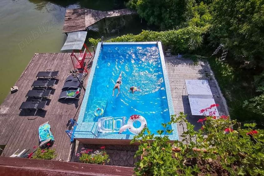 Casă cu 6 camere cu Teren 1000 Mp în Eșelnița