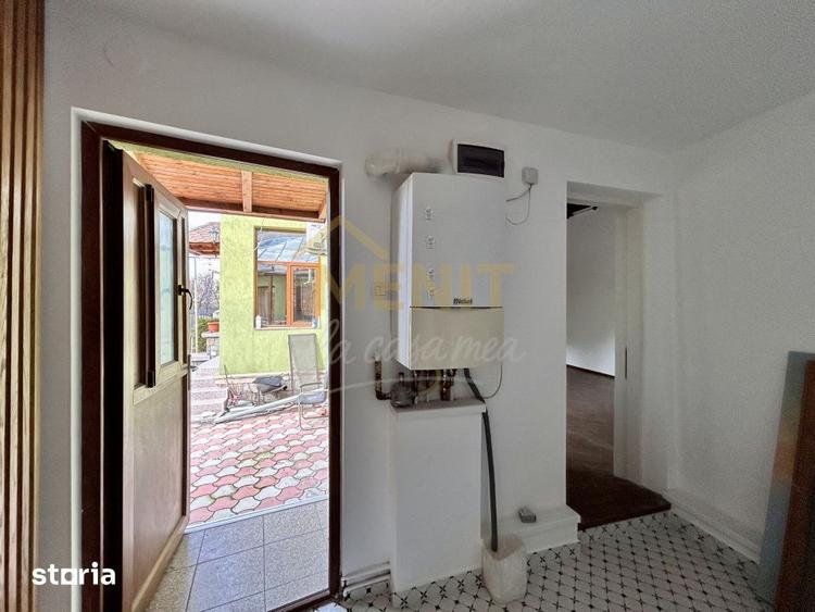 Casă cu 9 camere semidecomandat cu Teren 438 Mp în Central