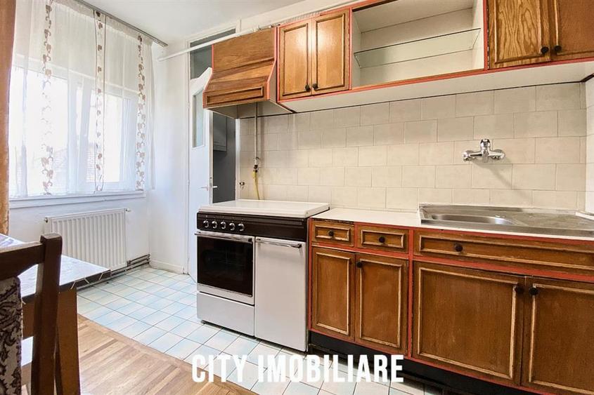 Apartament cu 4 camere decomandat în Semicentral