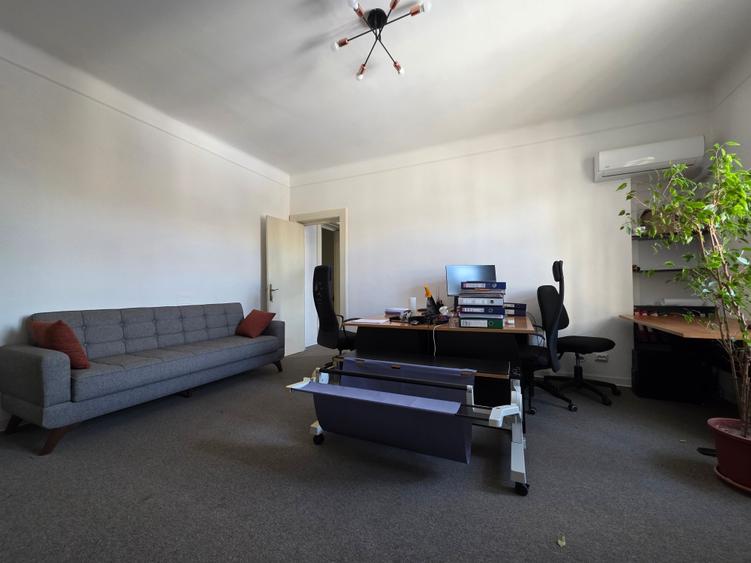 Apartament cu 5 camere decomandat în Calea Victoriei
