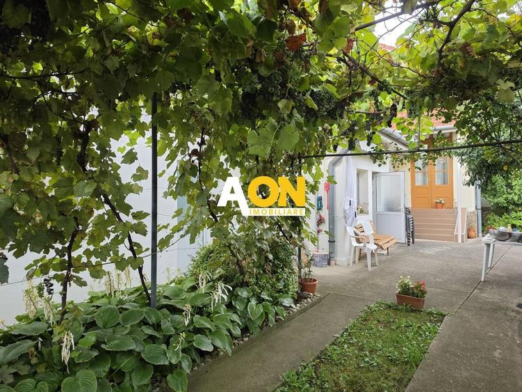 Casă individuală cu 6 camere cu Canalizare în Central