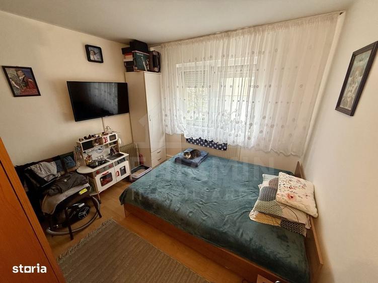 Apartament cu 3 camere semidecomandat în Craiovița Nouă