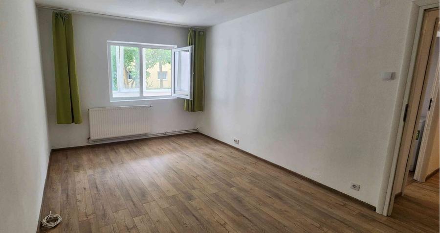 Apartament cu 2 camere decomandat, mobilat în Tractorul