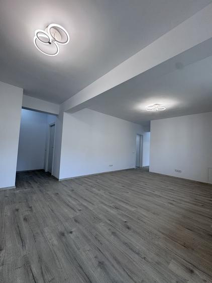 Apartament cu 5 camere semidecomandat în Central
