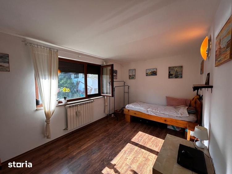 Casă cu 5 camere cu Teren 3800 Mp în Plopu