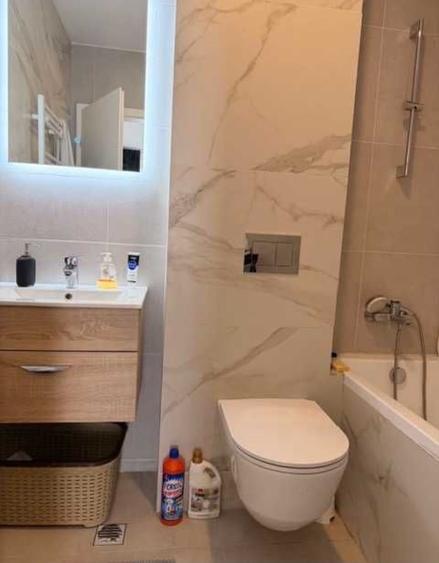 Apartament cu 3 camere semidecomandat în Crângași