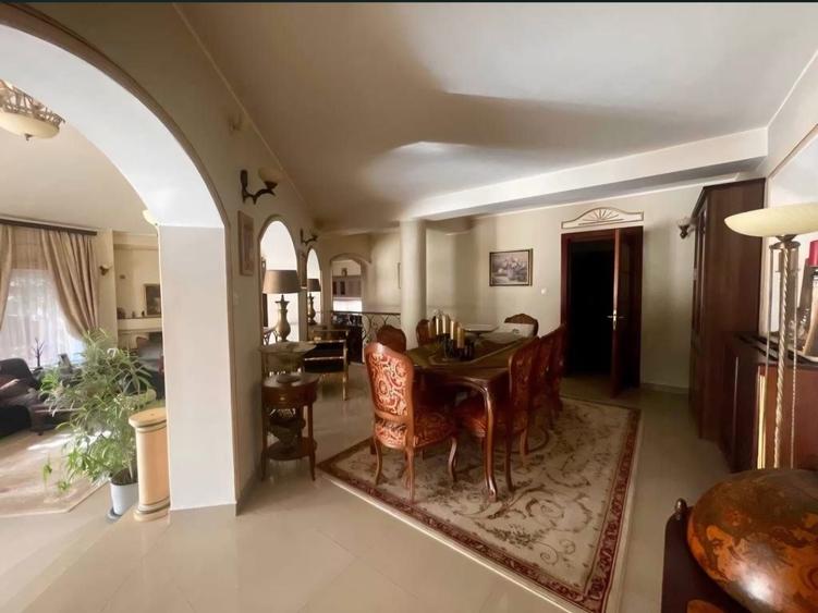 Casă cu 9 camere cu Piscina în Iancu Nicolae