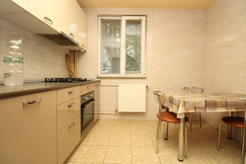 Apartament cu 3 camere decomandat în Drumul Taberei