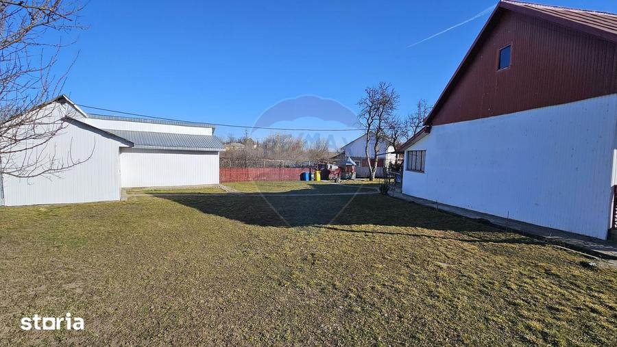 Casă cu 3 camere cu Teren 4900 Mp în Central