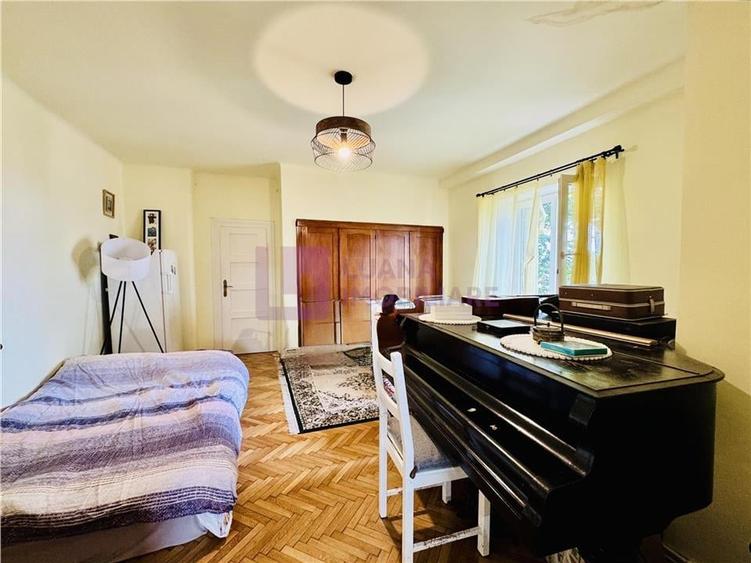Apartament cu 3 camere semidecomandat, mobilat în Central