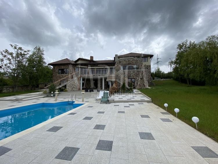 Casă individuală cu 10 camere cu Canalizare în Făget