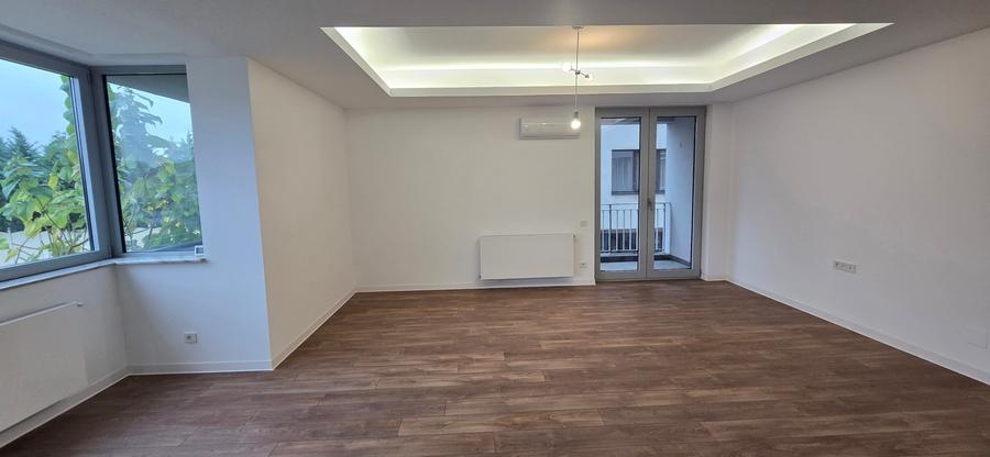 Apartament cu 4 camere decomandat în Băneasa