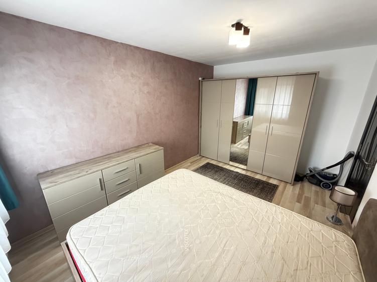 Apartament cu 4 camere semidecomandat în Baza 3