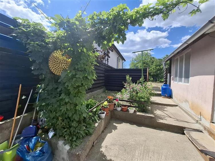Casă individuală cu 2 camere cu Canalizare în Vest