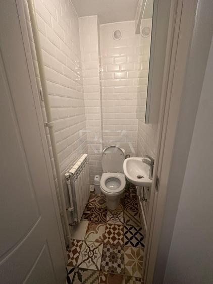 Apartament cu 3 camere semidecomandat, mobilat în Universitate