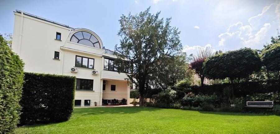 Casă individuală cu 14 camere cu Canalizare în Arcul de Triumf