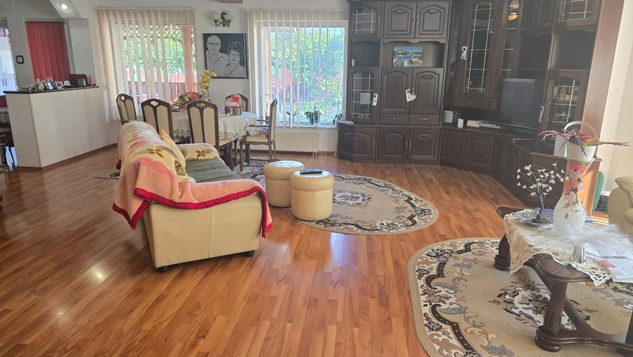 Casă cu 5 camere cu Teren 1159 Mp în Zăvoi