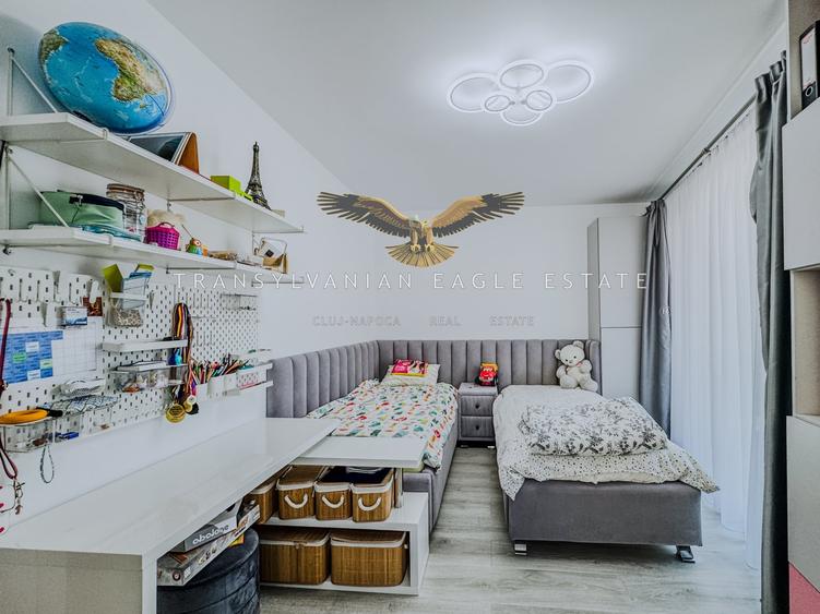 Apartament cu 3 camere semidecomandat, mobilat în Central