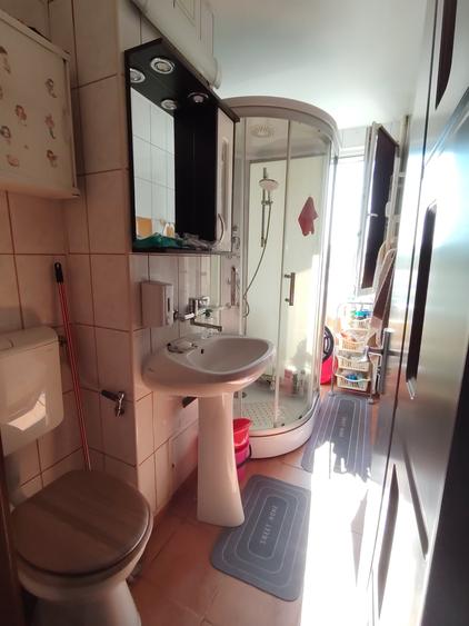 Apartament cu 3 camere semidecomandat în Tineretului